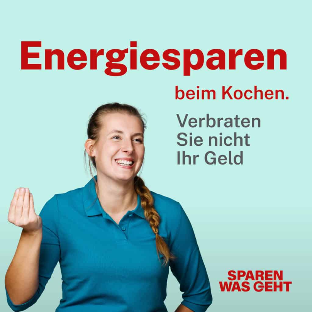 Das Bild zeigt eine junge Frau mit einem langen braunen geflochtenen Zopf. Sie trägt ein blaues langarm Oberteil. Sie lächelt in die Kamera. Im Hintergrund stehen die Worte: Energiesparen beim Kochen. Verbraten Sie nicht Ihr Geld.