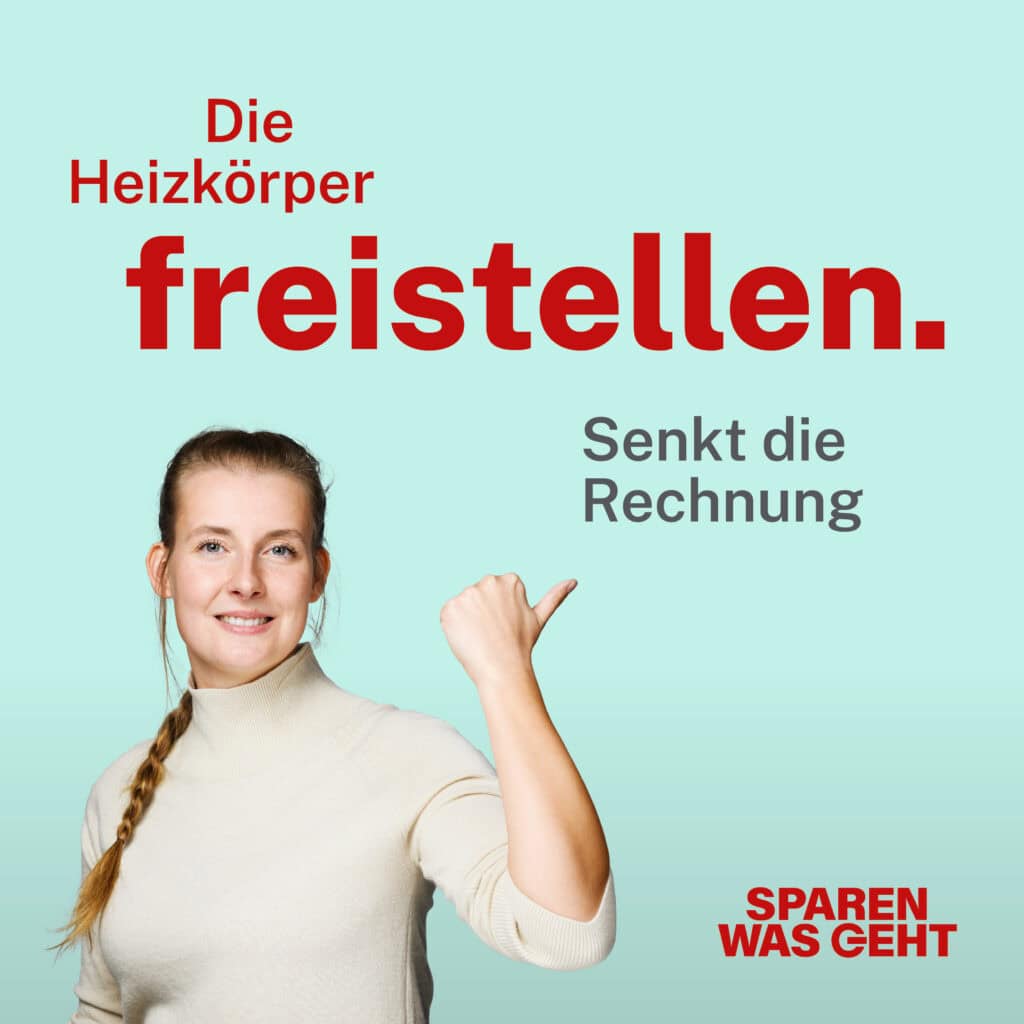 Das Foto zeigt eine Dame in einem beigen Langarm-Shirt und einem geflochtenen langen braunen Zopf. Im Bild stehen die Worte: Die Heizkörper freistellen. Senkt die Rechnung.