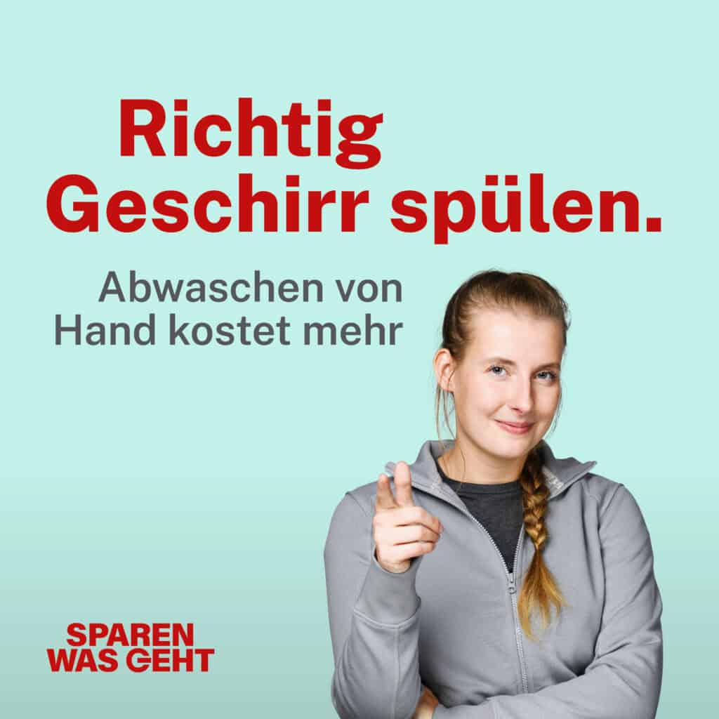 Das Bild zeigt eine junge Frau in einer grauen Zip-Jacke. Sie trägt einen langen braunen geflochtenen Zopf. Sie seigt mit dem Finger nach vorne in die Kamera. Im Hintergrund stehen die Worte: Richtig Geschirr spülen. Abwaschen von Hand kostet mehr.