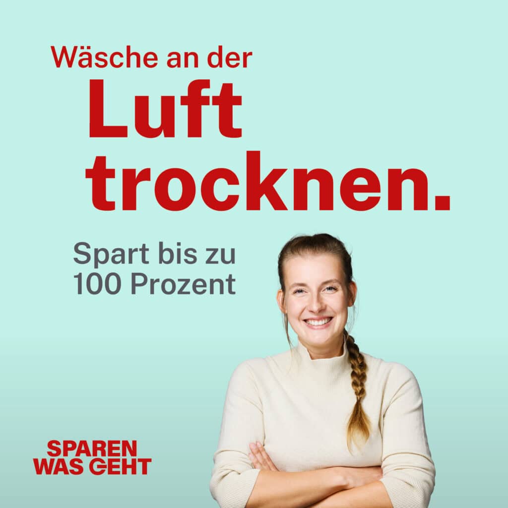 Das Foto zeigt eine Dame in einem beigen Langarm-Shirt und einem geflochtenen langen braunen Zopf. Sie verschränkt die Arme. Im Bild stehen die Worte: Wäsche an der Luft trocknen. Spart bis zu 100%.