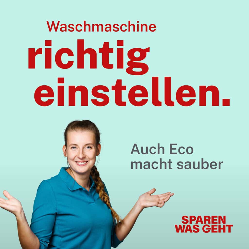 Das Bild zeigt eine Frau in einem blauen Polo-Shirt und mit einem langen braunen geflochtenen Zopf. Sie hebt beide Hände. Im Hintergrund steht: Waschmaschine richtig einstellen. Auch Eco macht sauber.