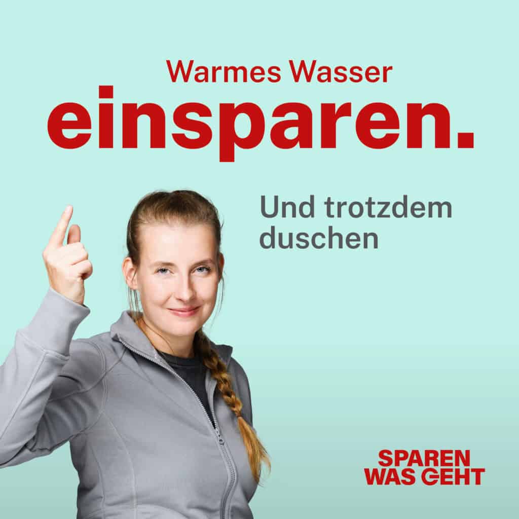 Das Bild zeigt eine Frau in einer grauen Zip-Jacke und einem langen braunen geflochtenen Zopf. Sie hebt einen Arm nach oben und zeigt mit dem Finger nach oben. Im Hintergrund stehen die Worte: Warmes Wasser einsparen und trotzdem duschen.